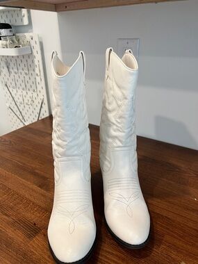 Women's White Mid-Calf Western Heeled Boots